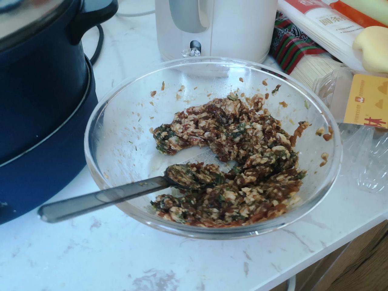 去早市买肉，看到了一块五花肉，要买。掌柜的说，这块有点肥，你看这块多好。我说，行