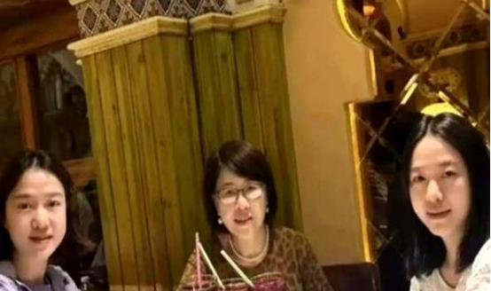翁帆已经搬离清华园，她既没有争夺什么，也没有留下子女，就这样安安静静地带着母亲和
