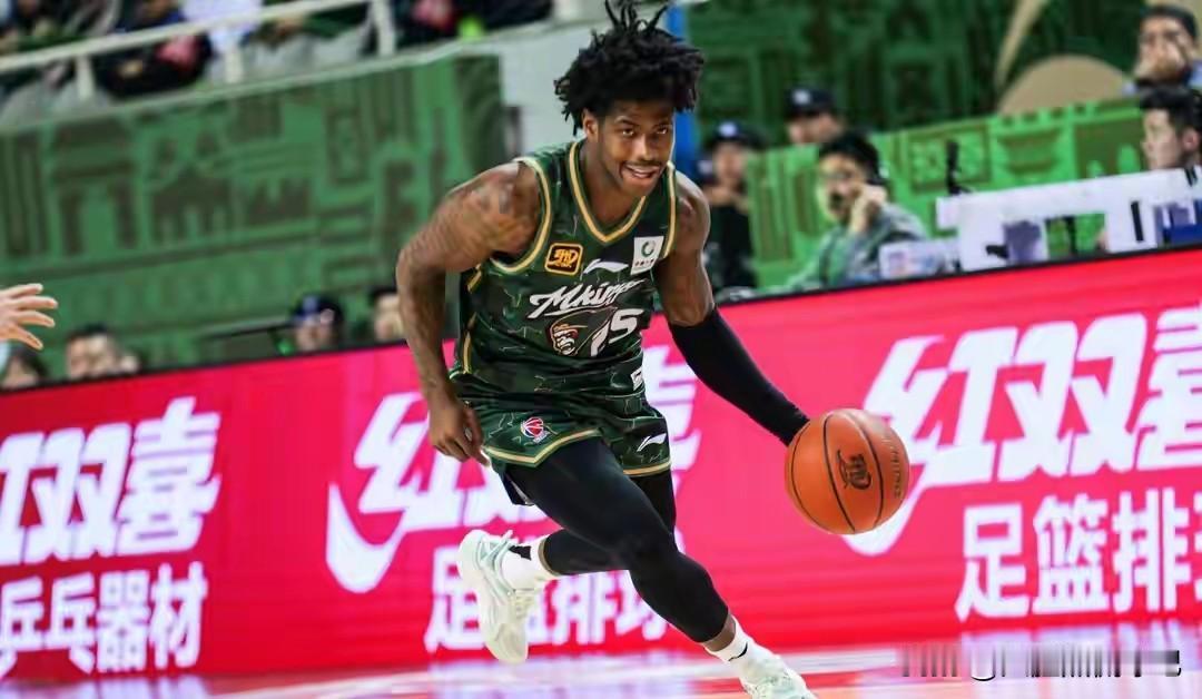 山东男篮想签约戴维斯？有消息称，鲍威尔离开后，山东男篮正在积极寻找新的外援，目