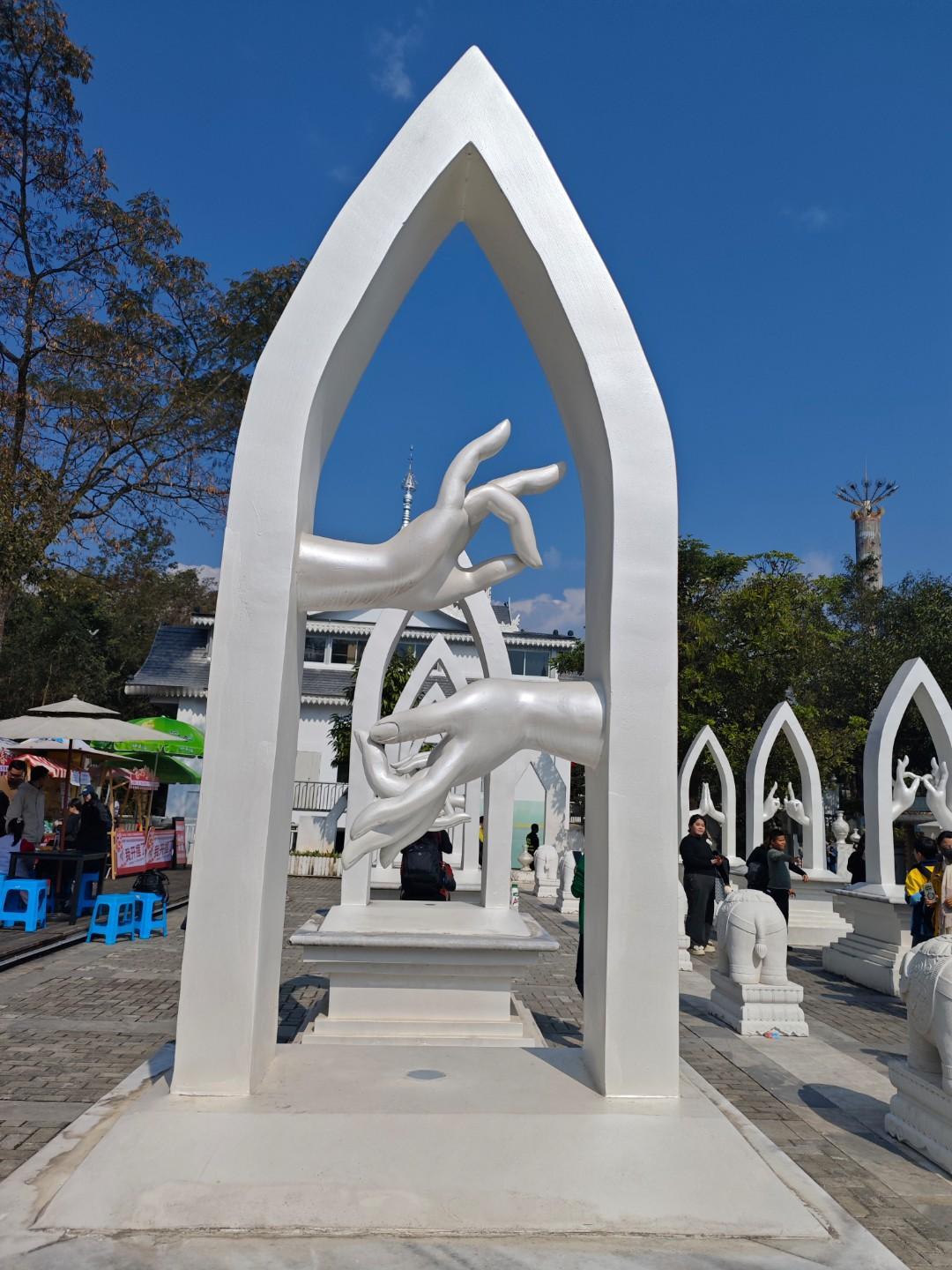 人生——快乐、忧愁延参法师在《宽怀人生》里写道：“人生宛如一扇门，有人因门内的