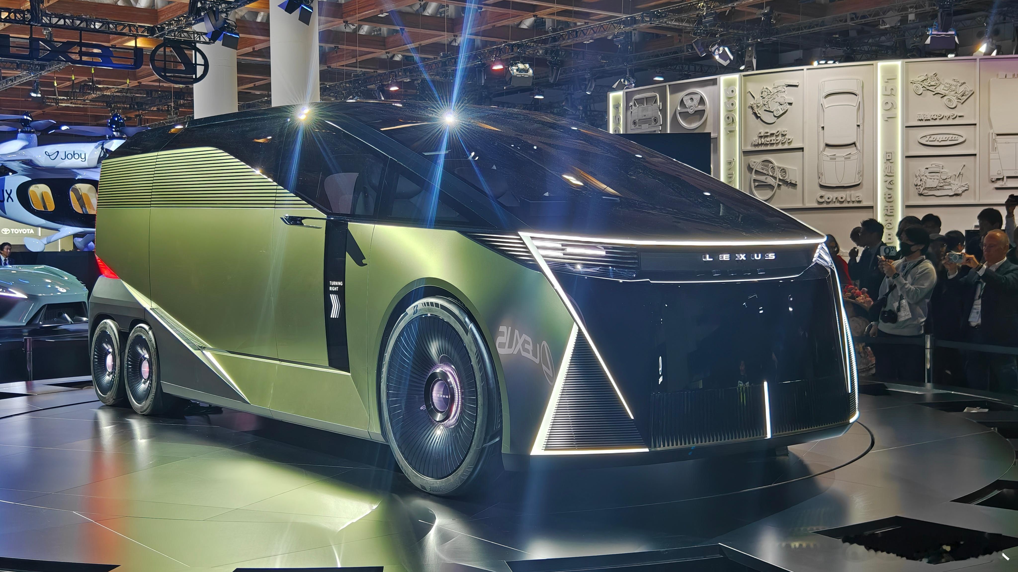 东京车展雷克萨斯展台最牛逼的就是这个6轮儿大MPV，这个叫LS，定位高于LM，