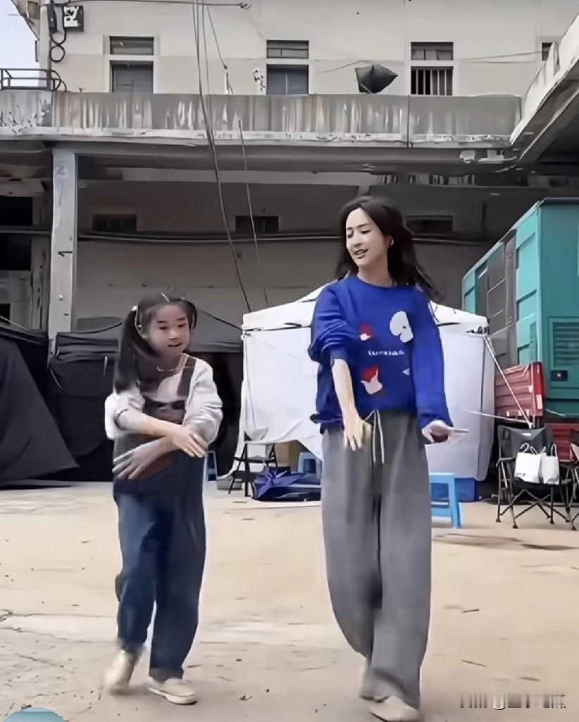 佟丽娅的舞姿好，人也漂亮，身材也为人和善。你看她把闺蜜董璇的女儿小洒窝视为自己的