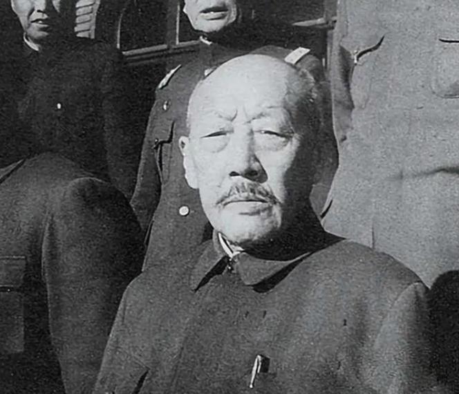 1955年，贺龙、聂荣臻去见卖豆腐出身的大汗奸张景惠，张景惠今年已84岁了，正戴