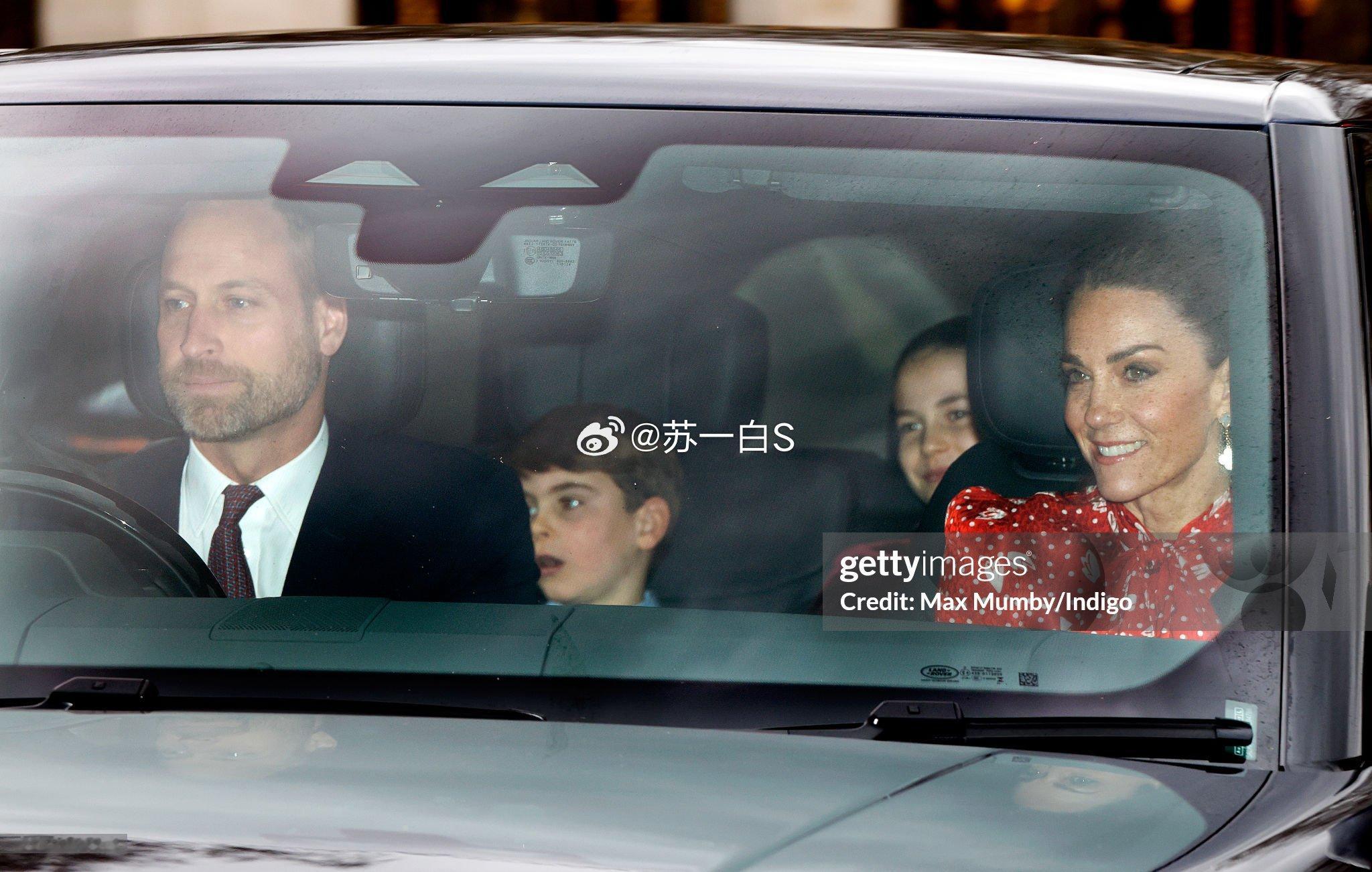 补发｜前两天凯特、威廉带着孩子们一起开车前往白金汉宫参加圣诞🎄午宴👇（凯特超