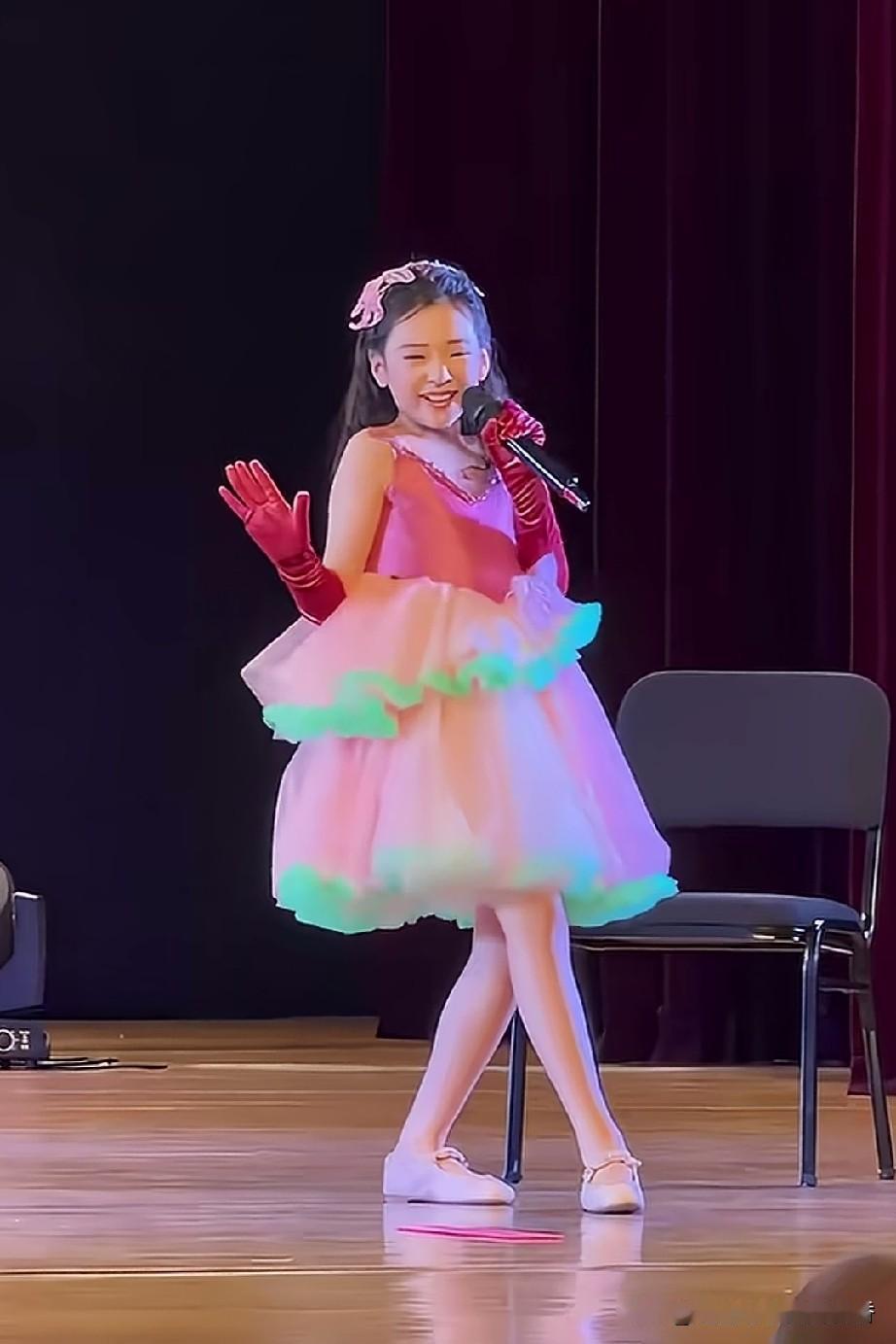 有人吐槽董璇过早将女儿小酒窝推到公众面前，也有人说这个小女孩过于早熟，称她的言行