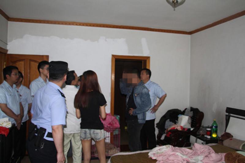 这家人堵死自家锁眼 有人敲门狗都不叫