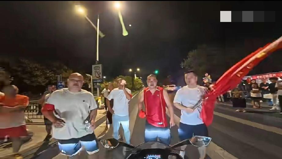 浙江义乌。某地村民深夜在马路上拦下多名摩托骑手，称骑手扰民……骑手:我没有改装