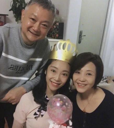 一次，欧阳奋强去参加饭局，一个老板冷嘲道：“你这20年除了演贾宝玉，就没有一个像