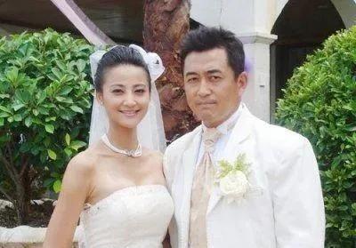 2004年，23岁的张歆艺爱上39岁的王志飞，王志飞为了和张歆艺在一起，和妻子离