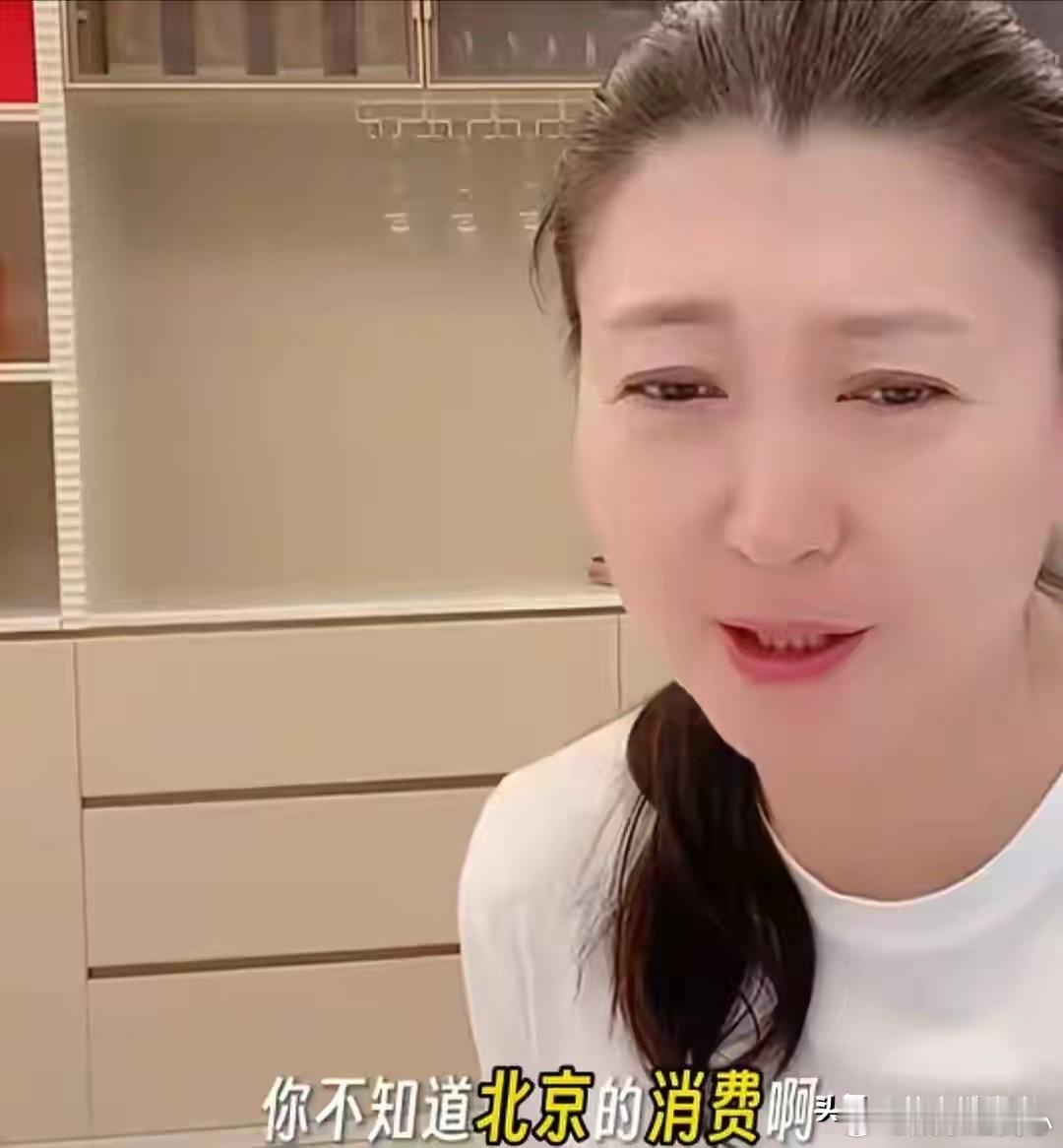 闫学晶在直播中说，儿子生活压力大，现在结婚了，还有孩子要养。一年就接一部戏，一部