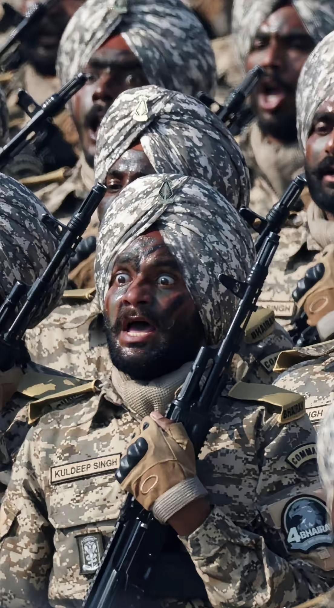 三哥阅兵场上，一名士兵也被自己的阅兵式震惊到了。你看，他眼睛里没有啥自信，有的只