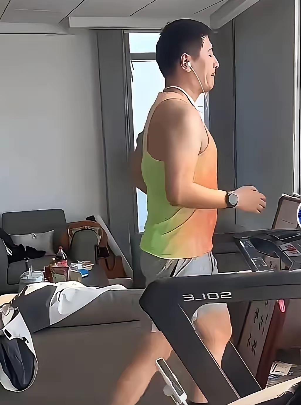 张雪峰办公室健身房的内景曝光。下图有一张他在跑步机上跑步的照片。看起来房间不大