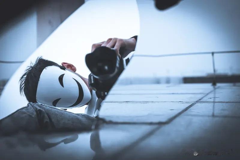 12月19日17时30分左右，台北捷运可真是“热闹非凡”啊！一个头戴“专业级防毒