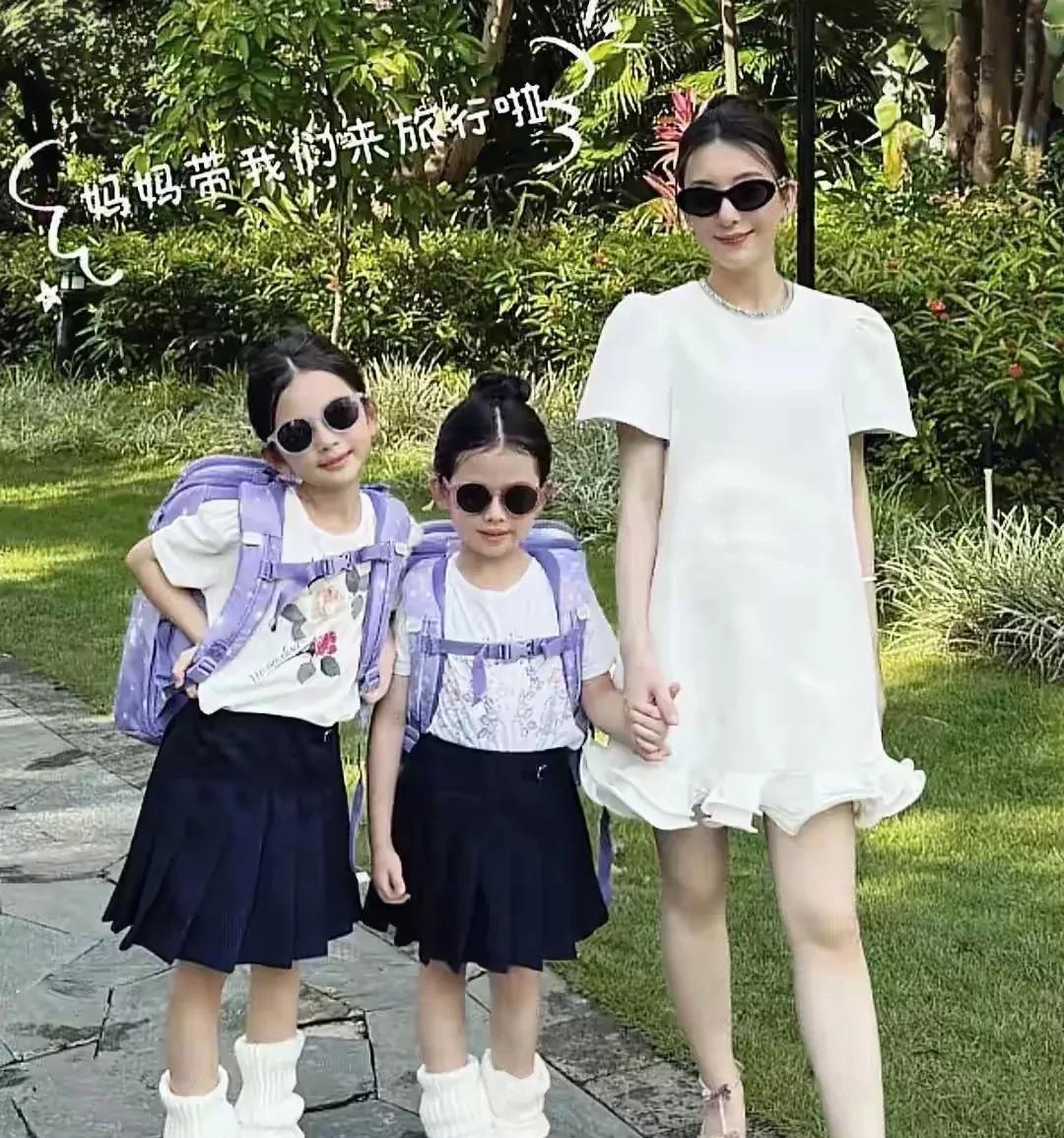 方媛晒出的西双版纳旅行照很是吸引人。母女三人同框，那颜值和相似程度确实让人惊叹。