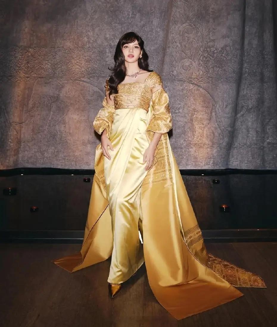 Lisa回老家担任旅游大使，这也算是衣锦还乡了！她家在泰国应该算是中产，妈妈是商