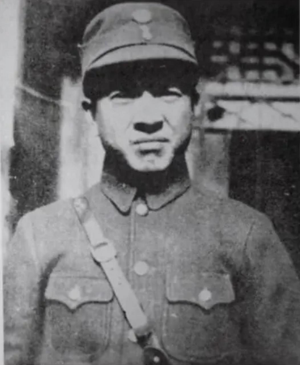 红军在第三次反“围剿”期间，俘获了国军五十二师一个叫刘嘉树的团长。刘嘉树的母亲和