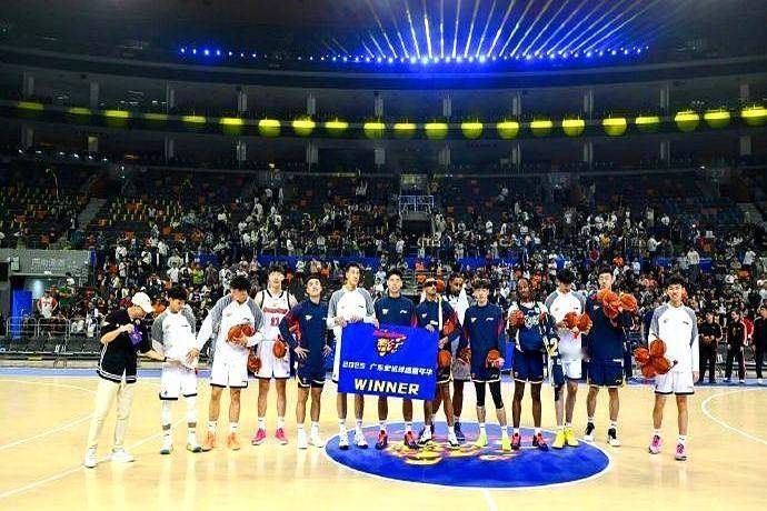 为什么本次广东宏远球迷嘉年华现场会这么少人？这次嘉年华门票限量2000张，超