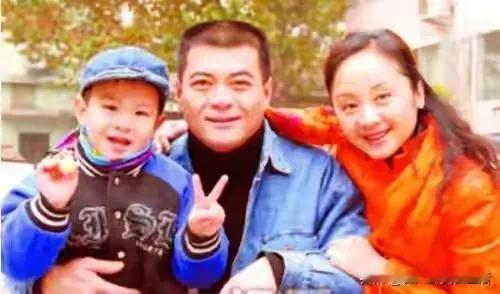 王新军的前妻唐静，现在已经从演员成为了一名知名的制片人，某文艺院团的领导，她制作