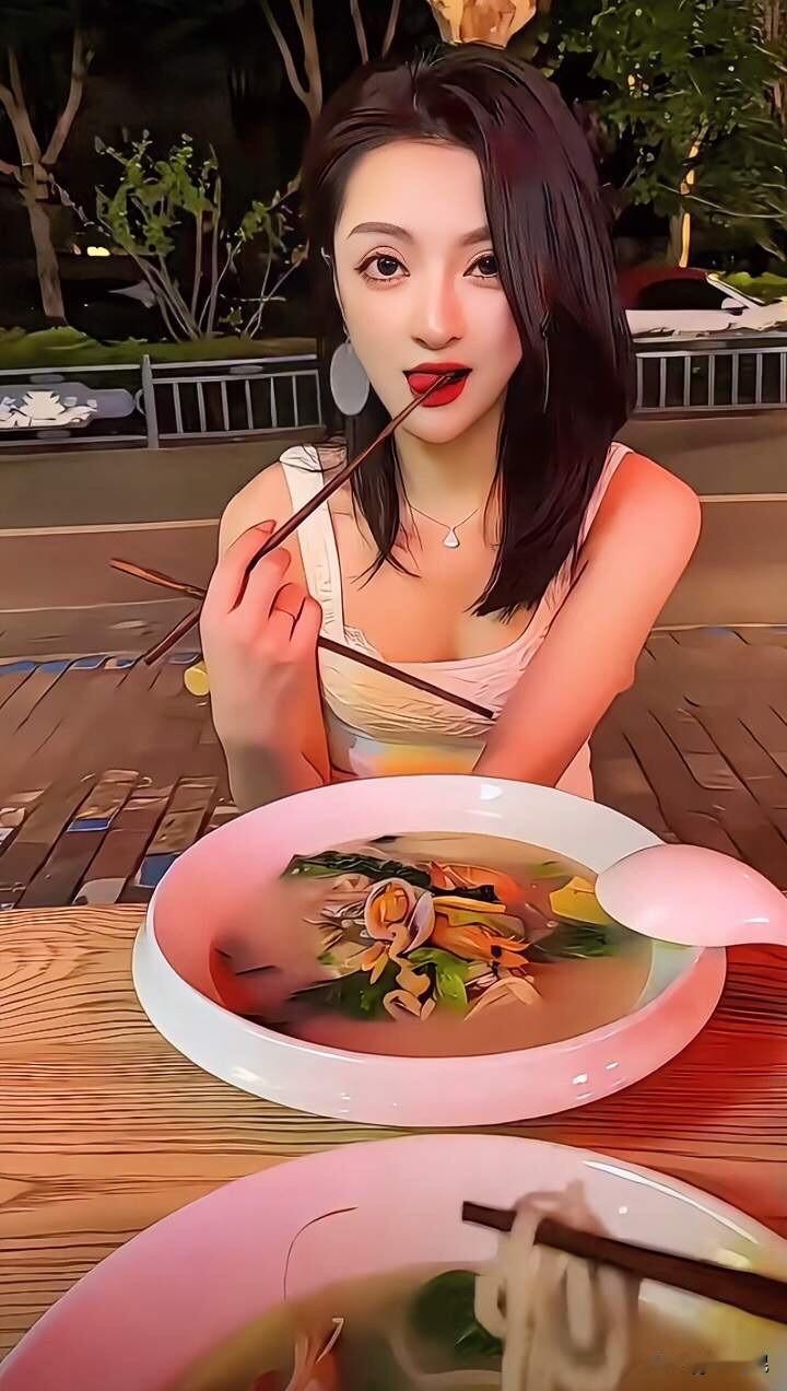 深夜，与美女👩🏻‍🦰相约，路边摊，吃海鲜面。不时看我，不时又若有所思。似乎