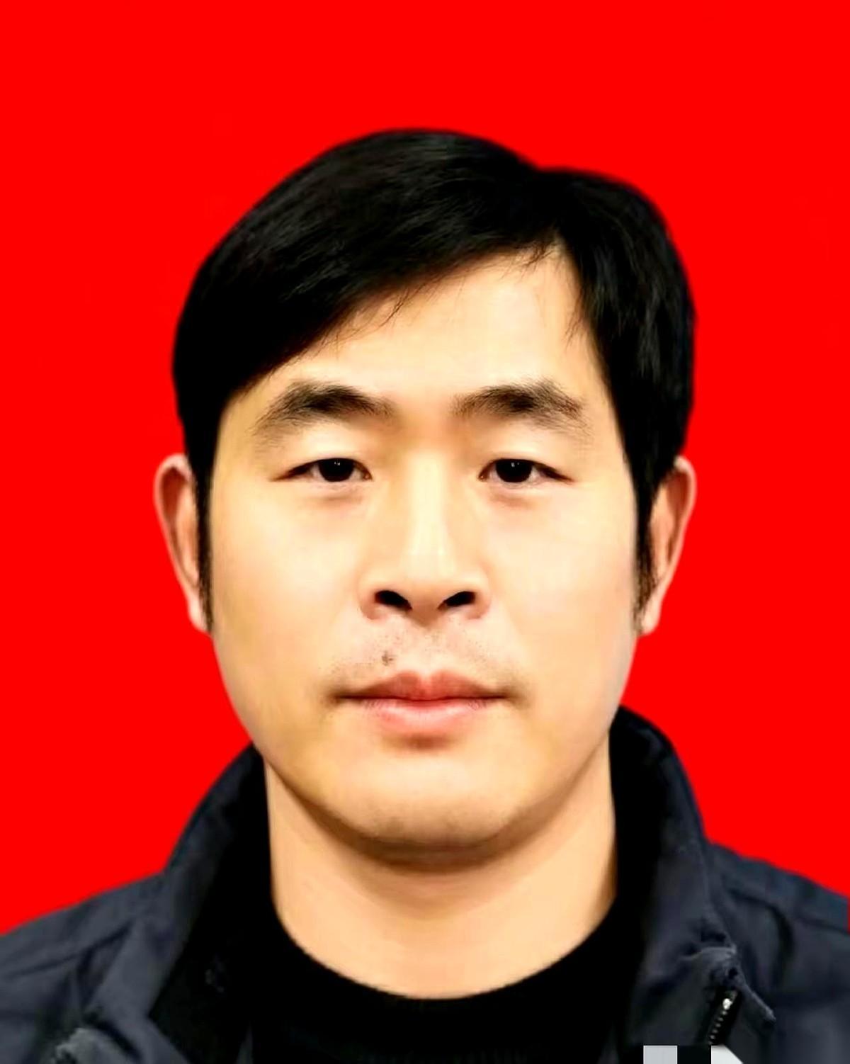 无锡柴油机厂有个师傅，叫陈育利。凌晨两点，大雨，他回家路过五里湖，水面黑得像一