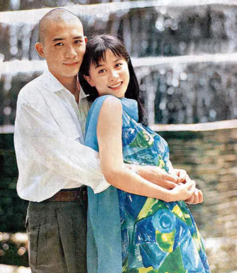 当年，刘嘉玲刚和许晋亨订婚，就和林俊贤传出了绯闻，最终被许晋亨悔婚，面对媒体指责