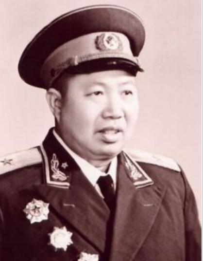 萧锋(1916年2月7日～1991年2月3日)，原名萧忠谓，江西泰和县人，开国将