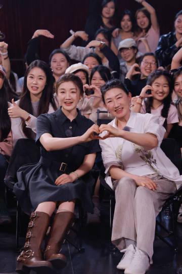 冠军和明星的心理素质就是不一样，陈梦妈妈夸女儿超级自信，说脱口秀不用练，不愧是老