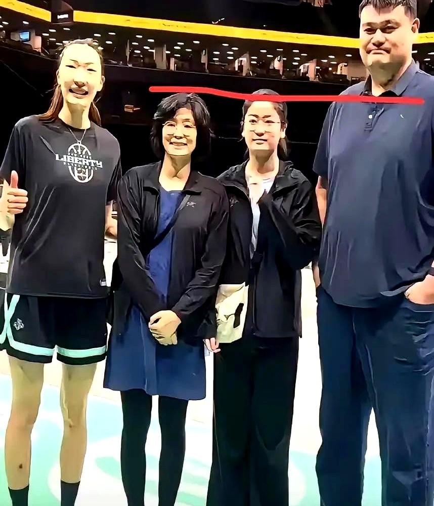 姚明竟然公开愁女儿嫁不出去，说2米多的身高，门当户对太难了。他把篮球藏起来不准