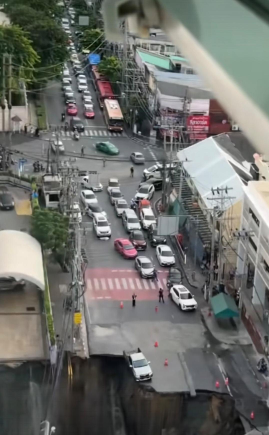 近日，在泰国的曼谷一家医院门口，紧靠医院大楼的一条路面突然发生了塌陷，路面向下塌