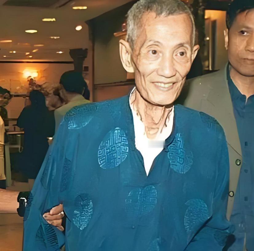 2003年冬，香港养和医院的VIP病房里，挤满了身价过亿的大佬。李嘉诚、杨受成站