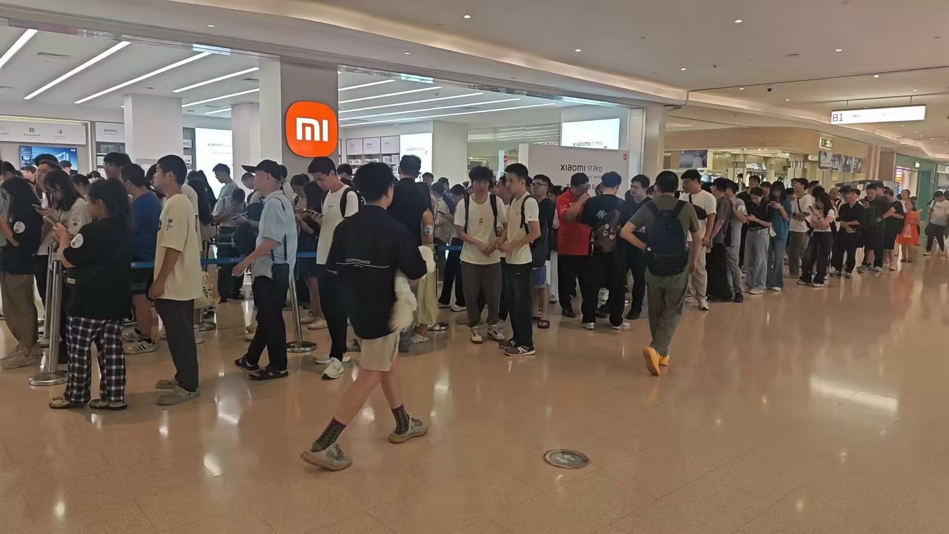 小米17的线下首销看着还挺火爆！​​​