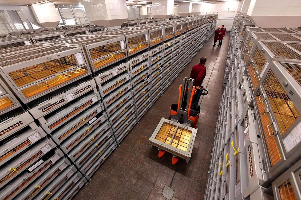 中国连续13个月在储备资产中加仓黄金，我认为这一行为具有极其重要的战略意义。一方