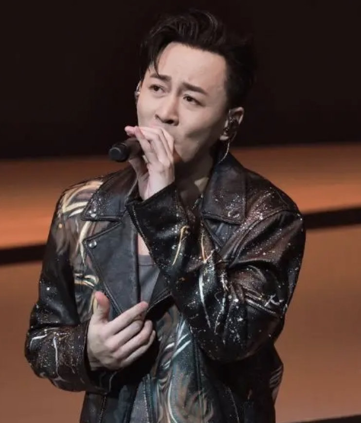 林峯演唱会：周秀娜共舞被嘲，全网怀念徐子珊
