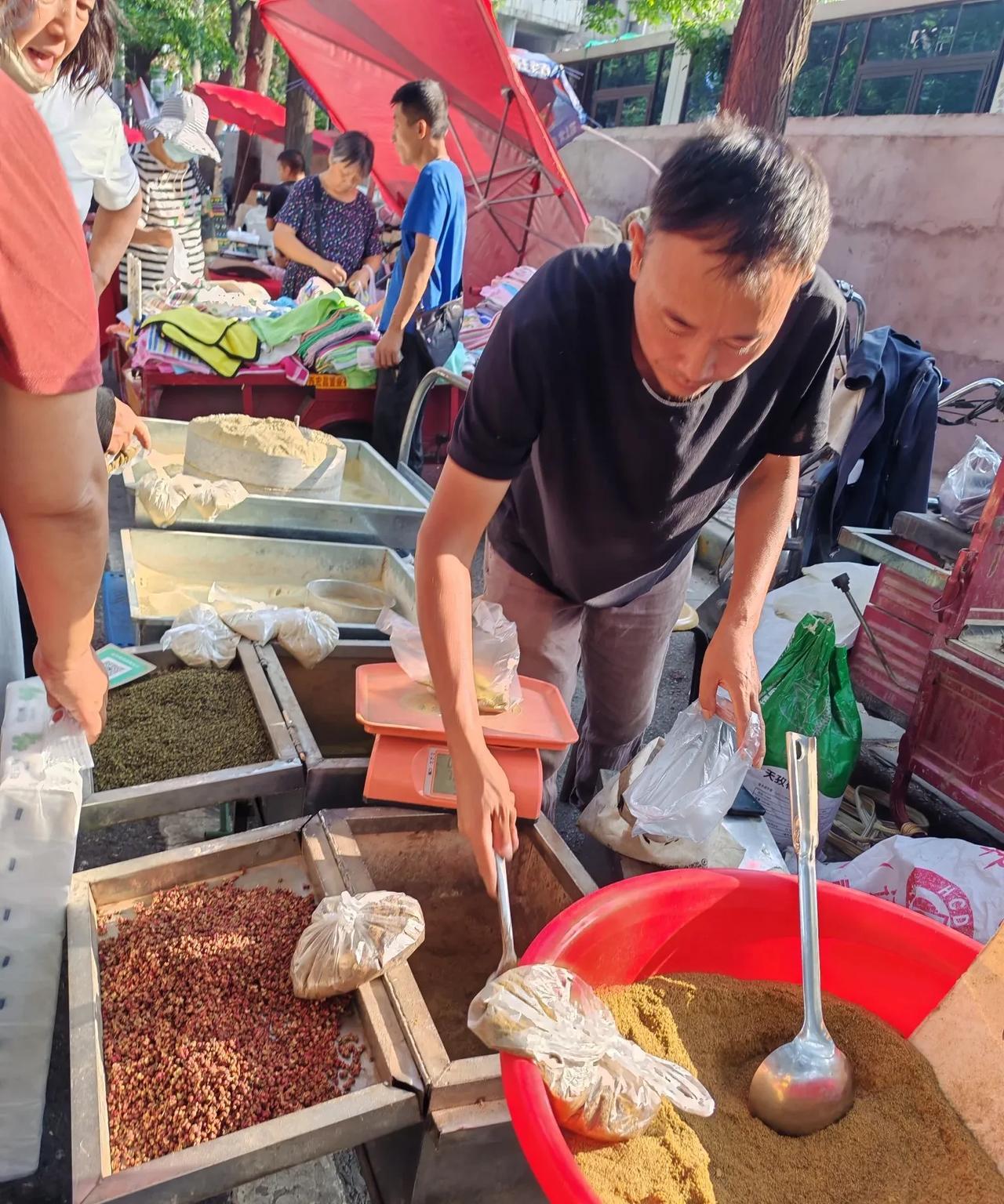 她们说这种调味粉好8月27日，刚刚路过西安龙首北路，早市还没散，发现有个小摊围