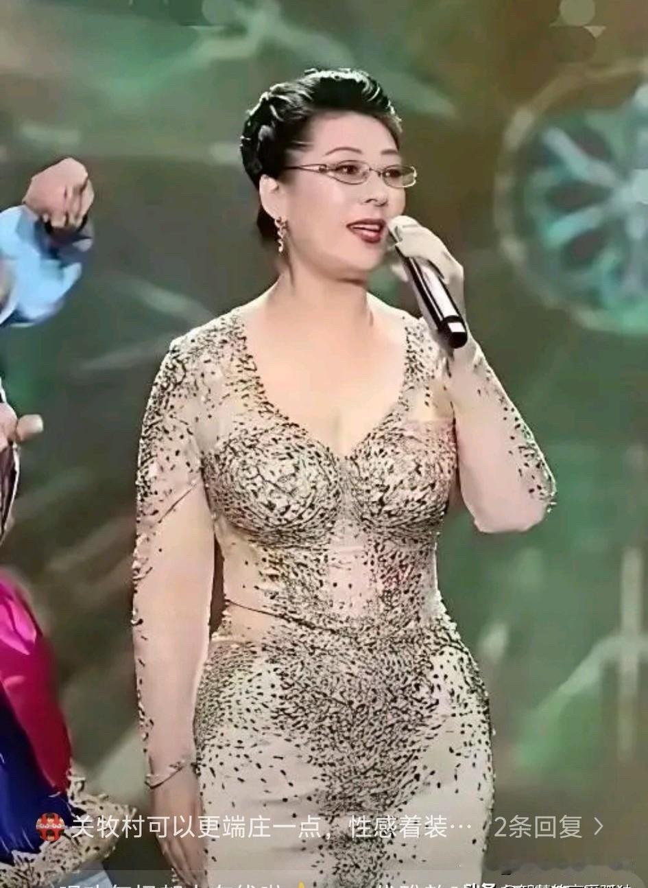 有网友说这种打扮风格影响她的形象，其实这只是一种艺术表演形式，现实中72岁的女明