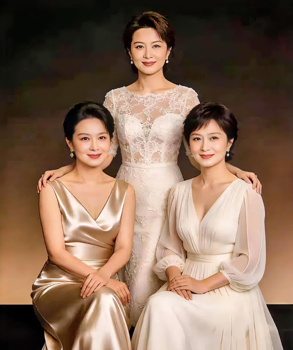 《光影里的三重温柔》暗金底色，晕染岁月静美，三袭华裳，交织蕾丝与缎面。