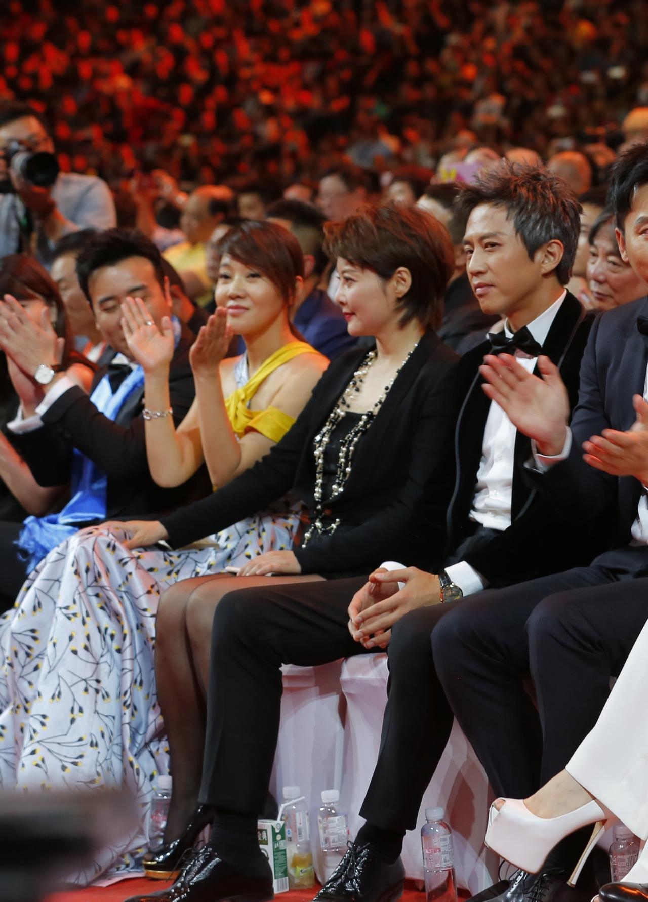 我第一眼就看到了袁立，美丽大方，是一位好演员。