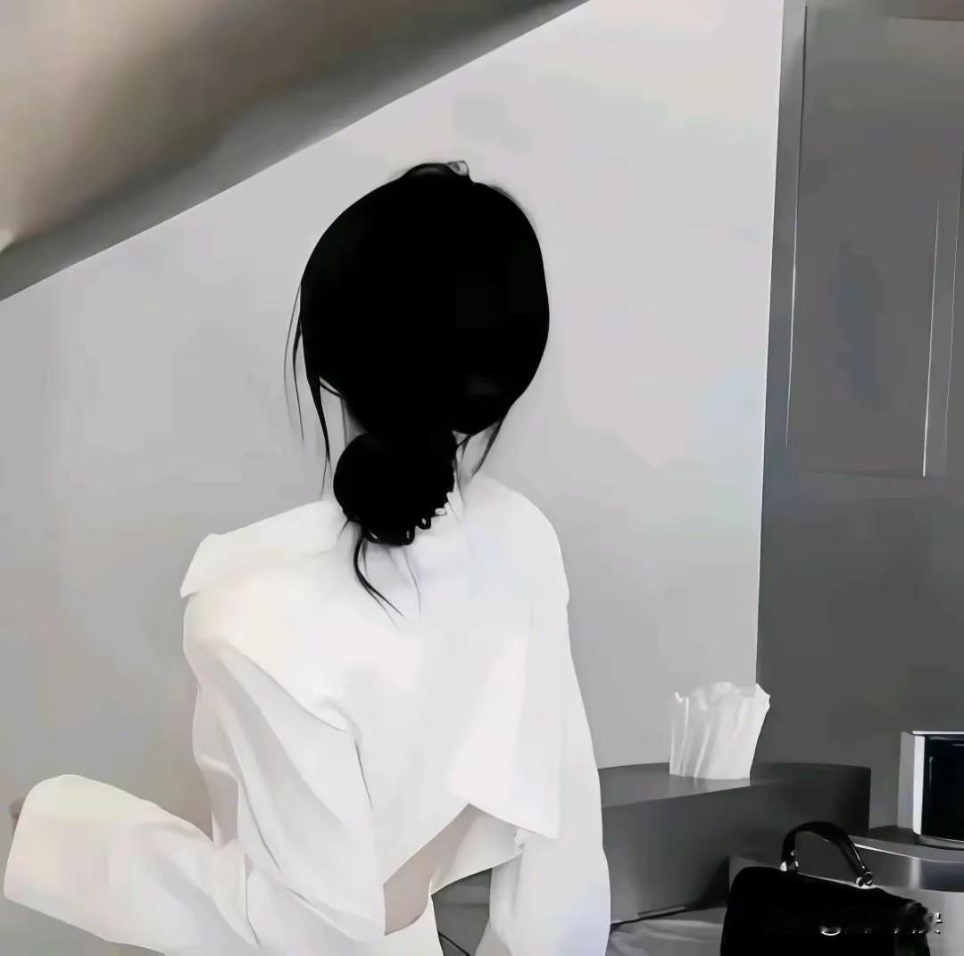 人到中年，最无声的炫富就是：第一：静当别人高声炫耀时，你受得住内心的喜