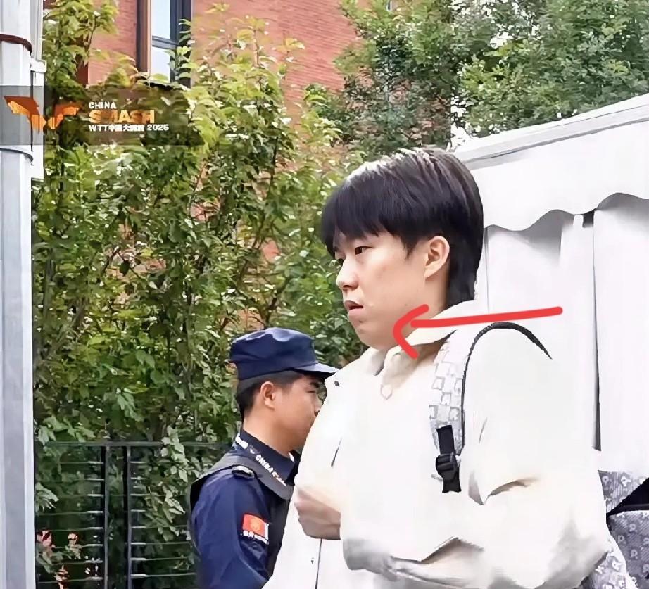 哈哈！大头应该偷吃了啥，不然下车时不会这样，明显看到他脸上黏了一个白色的东