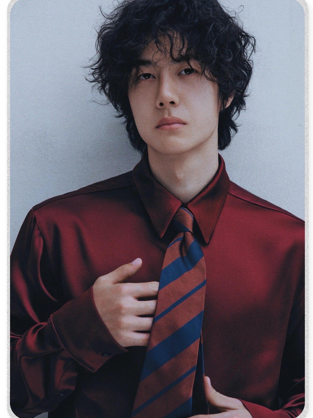 又是素颜拍杂志的王一博！卷毛格子衫格外有一种清澈的少年感