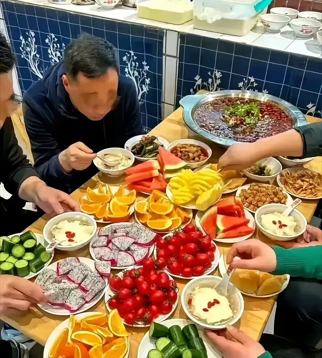 韩国人周末又要组团来中国啦，这次是为了吃西瓜，顺便游玩！这个夏天确实热得够狠，炎热的天气使得韩国连西