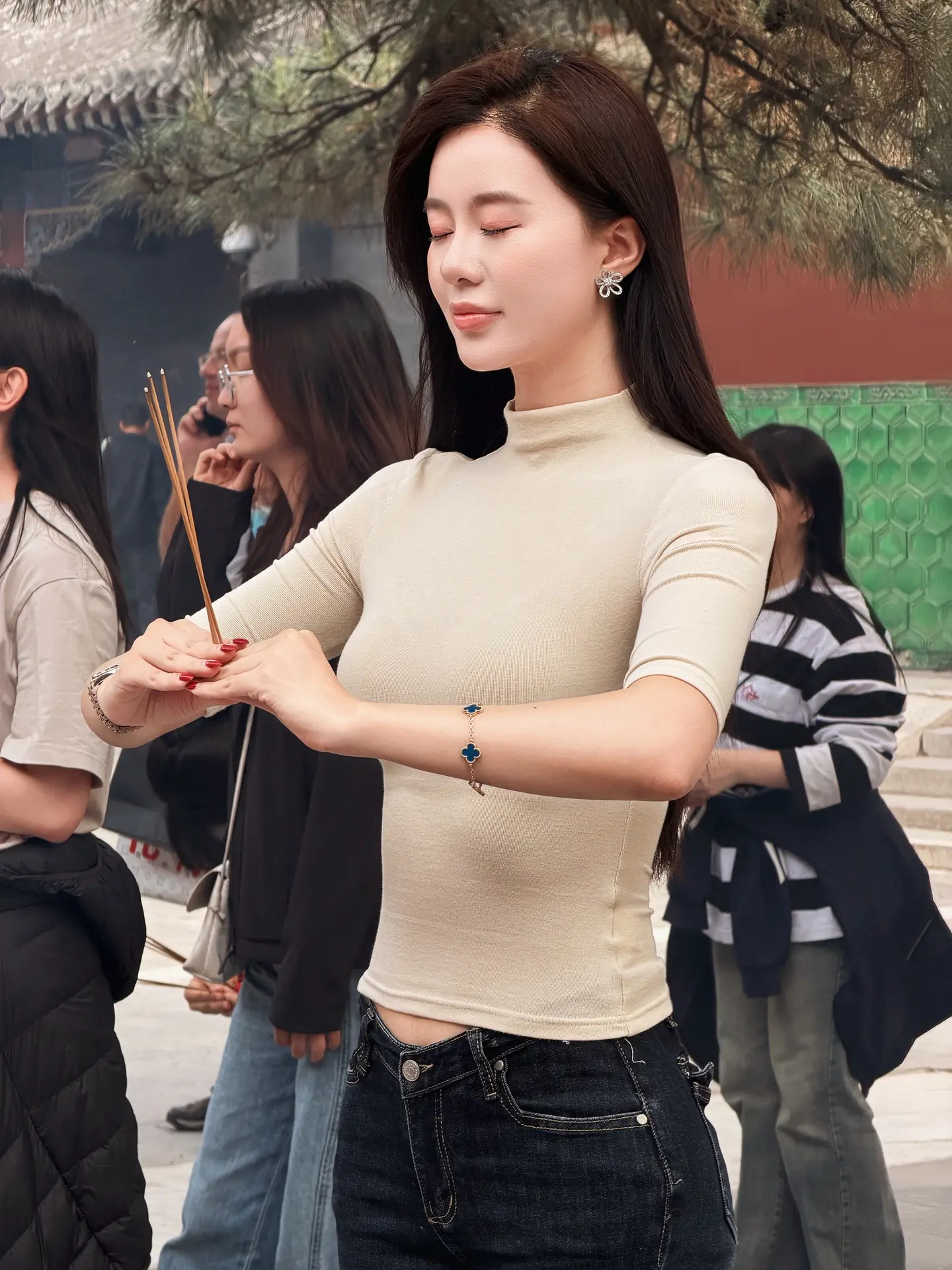 我举高香敬神明 抵我心中意难平