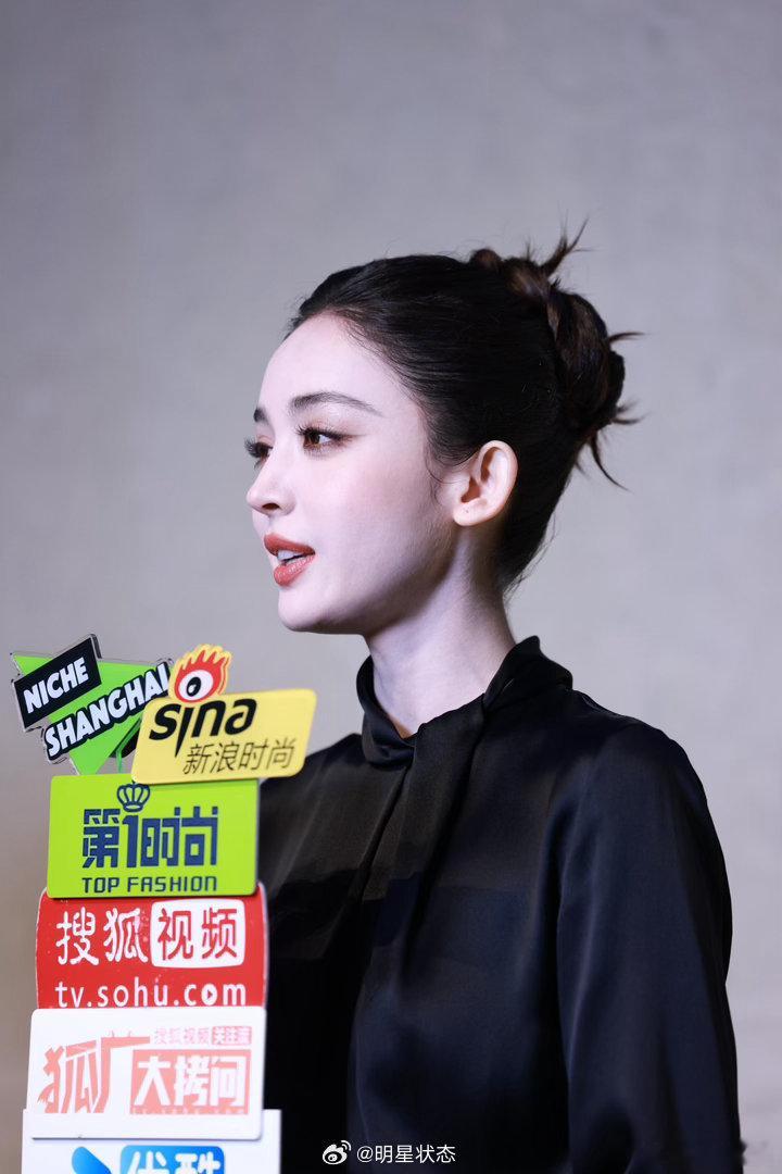 古力娜扎生图脸上好多小颗粒，是化妆品过敏吗？