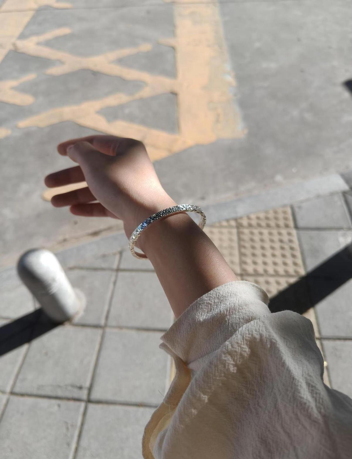她没讲价，直接下单，结果戴上了全网女孩都在抢的“碎冰冰”。不是她运气好，是这手