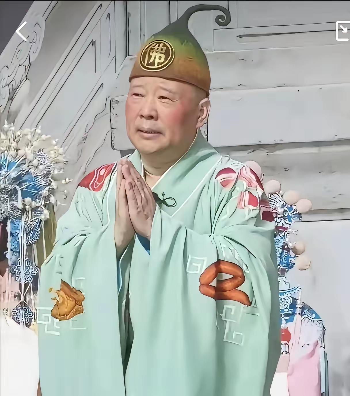 王铎：对于郭德纲改红歌，我也说几句。第一，近些年来，拿着红歌搞笑、讽刺的艺人，