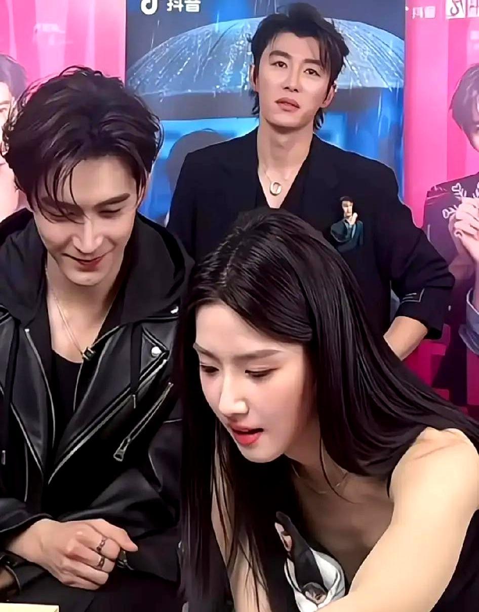 领口滑下那秒，他先闭眼镜头里积木刚堆到第三层，卢昱晓弯腰找零件，领口垂下一