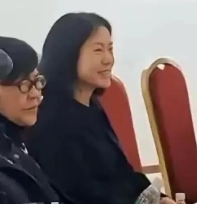 杨振宁离开一月有余，49岁的翁帆第37天就牵着母亲走进“千秋翰墨舒同展”，露出久