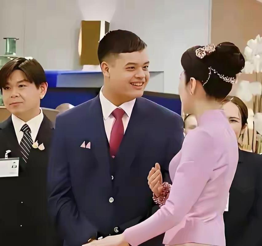 这是要翻天啊！不是母子胜似母子。诗妮娜和小王子提帮功相处融恰，小王子提帮功瞅诗妮