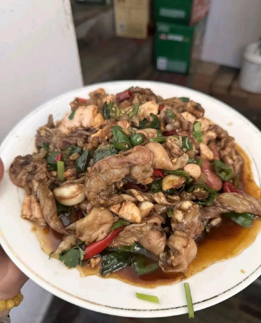 朋友说，现在哈尔滨孩子都“世袭”了。费劲吧啦供出去一个大学生，毕业后找不到工作