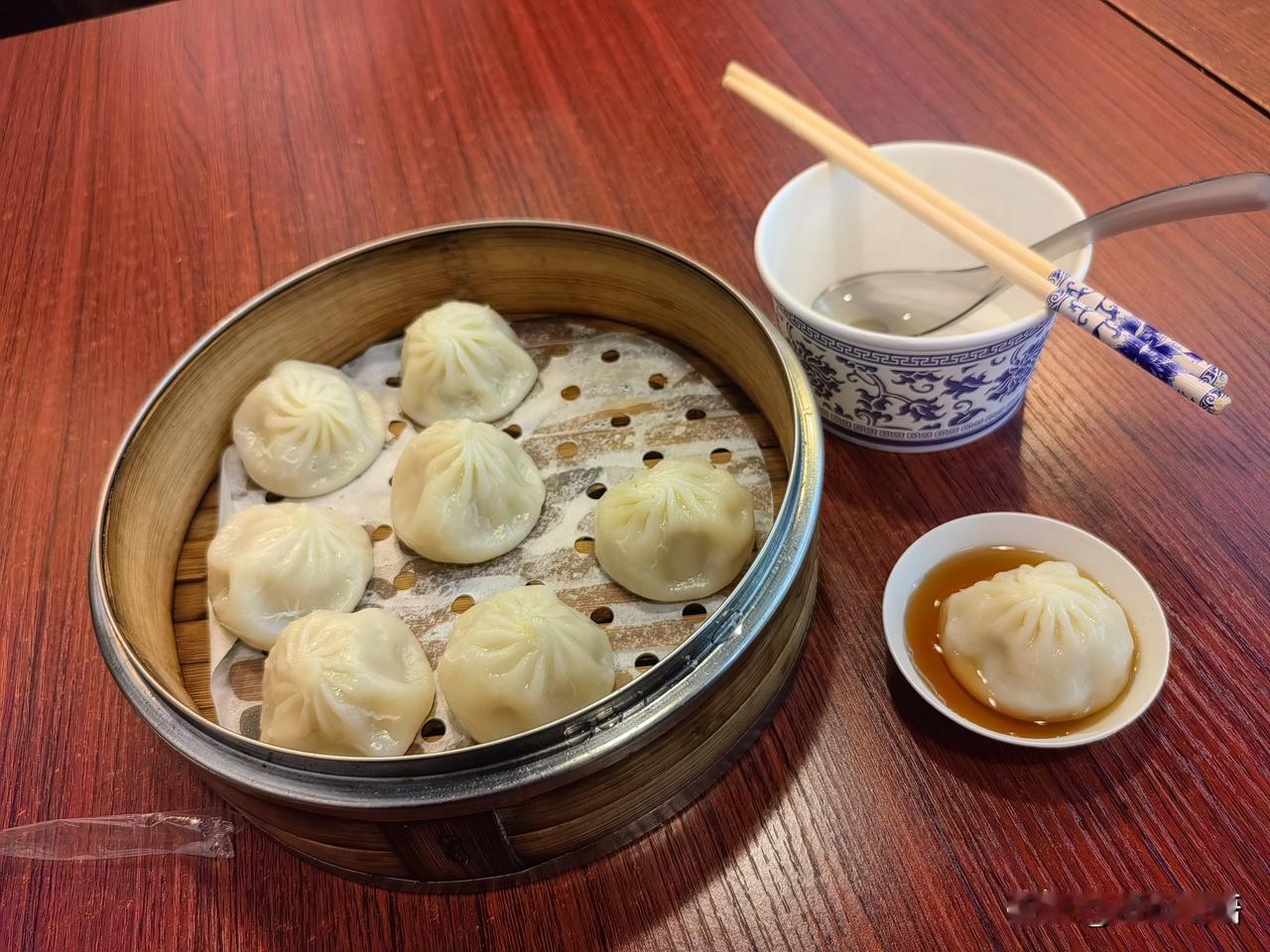 今天是在上海的第5天，退休金又到账了，准备和儿子去看演出。今天早上八点多钟，